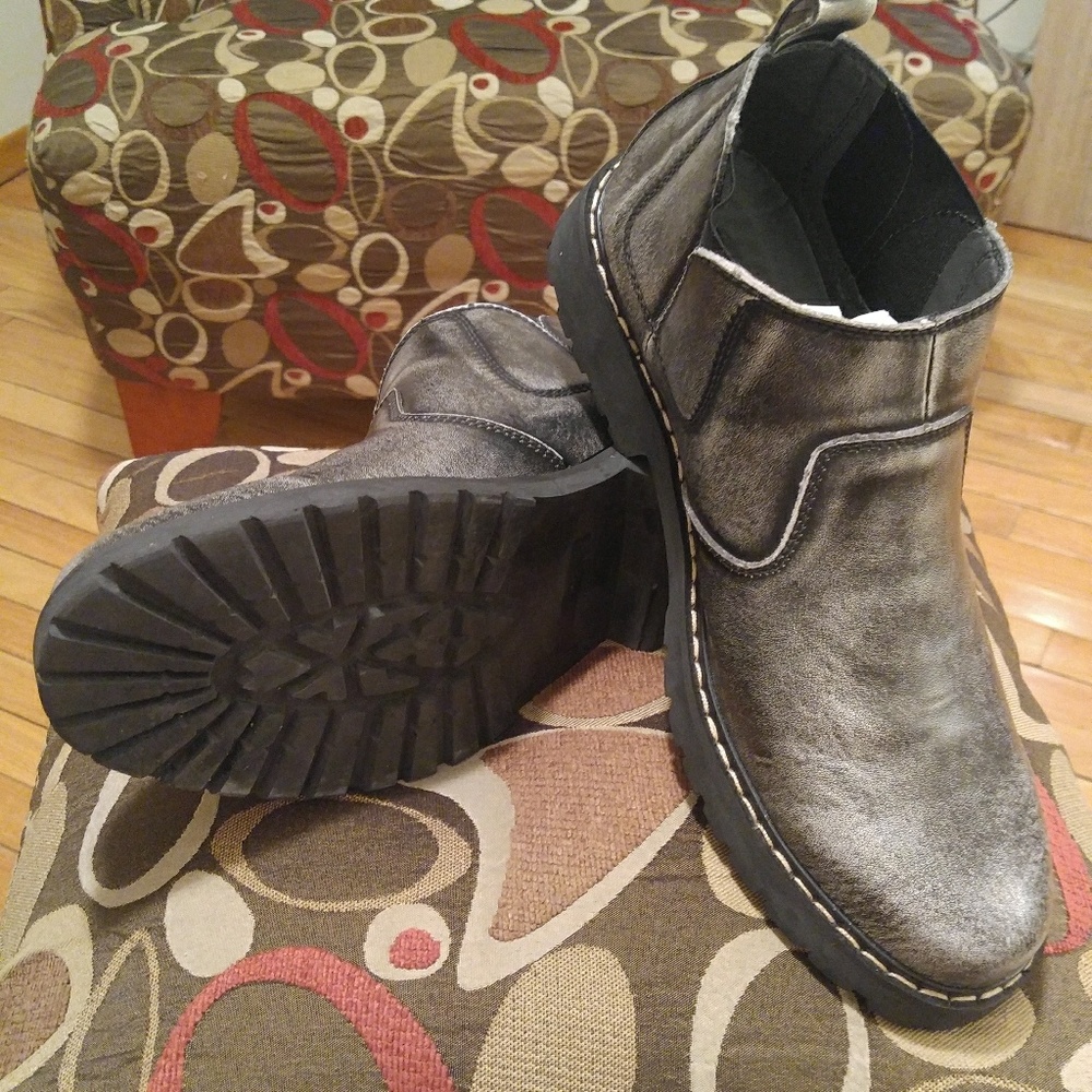 Boots/ Shoes